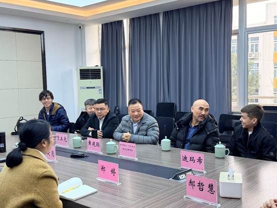 会议室里的人们 AI 生成的内容可能不正确。