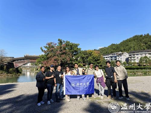 一群人站在树旁边 AI 生成的内容可能不正确。